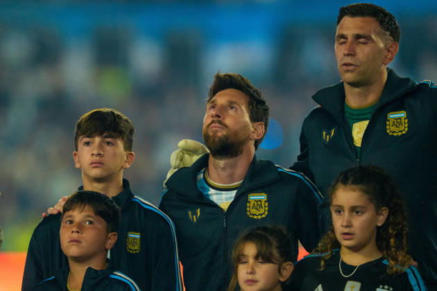 Benin v Argentina BUENOS AIRES, ARGENTINA - OCTOBER 6: Lionel Messi 10 and Emiliano Martinez 23 of Argentina sing the national anthem with their children during a game between Benin and Argentina at Estadio Monumental on October 6, 2026 in Buenos Aires, Argentina Buenos Aires Estadio Monumental Argentina Copyright: xAndrewxJ.xClark ISIxPhotosx 9950
