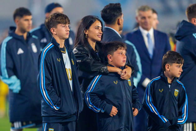 Benin v Argentina BUENOS AIRES, ARGENTINA - OCTOBER 6: Antonela Roccuzzo with their kids Thiago, Mateo, and Ciro. Messi after a game between Benin and Argentina at Estadio Monumental on October 6, 2026 in Buenos Aires, Argentina Buenos Aires Estadio Monumental Argentina Copyright: xAndrewxJ.xClark ISIxPhotosx 9950