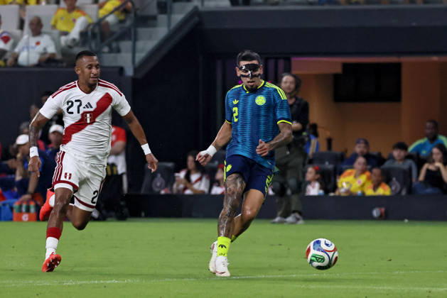 MIAMI, FL - OCTOBER 06: Daniel Munoz 2 of Colombia and Jhonny Vidales 27 of Peru battle for a ball during an International Friendly, Länderspiel, Nationalmannschaft soccer match between Colombia and Peru at NU Stadium on October 06, 2026 in Miami, Florida.(Photo by Chris Arjoon Icon Sportswire) SOCCER: OCT 06 Colombia vs Peru EDITORIAL USE ONLY Icon2610060000023