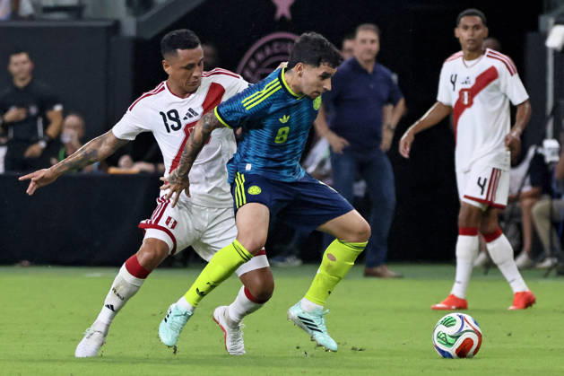 MIAMI, FL - OCTOBER 06: Gustavo Puerta 8 of Colombia and Yoshimar Yotun 19 of Peru battle for a ball during an International Friendly, Länderspiel, Nationalmannschaft soccer match between Colombia and Peru at NU Stadium on October 06, 2026 in Miami, Florida.(Photo by Chris Arjoon Icon Sportswire) SOCCER: OCT 06 Colombia vs Peru EDITORIAL USE ONLY Icon2610060000027