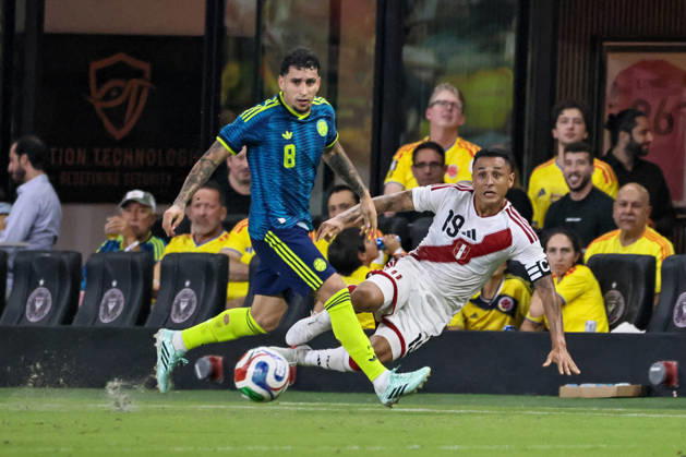 MIAMI, FL - OCTOBER 06: Gustavo Puerta 8 of Colombia and Yoshimar Yotun 19 of Peru battle for a ball during an International Friendly, Länderspiel, Nationalmannschaft soccer match between Colombia and Peru at NU Stadium on October 06, 2026 in Miami, Florida.(Photo by Chris Arjoon Icon Sportswire) SOCCER: OCT 06 Colombia vs Peru EDITORIAL USE ONLY Icon2610060000039