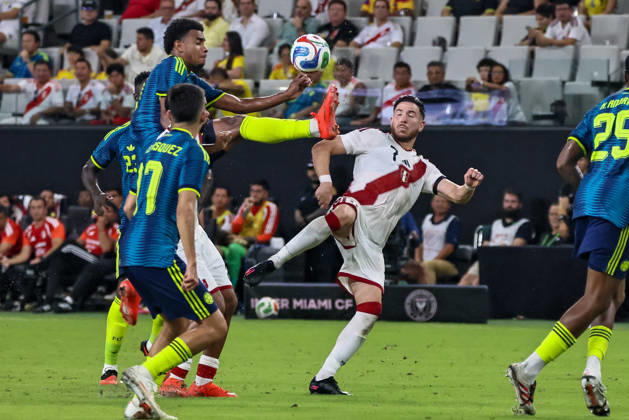 MIAMI, FL - OCTOBER 06: Jhon Solis 14 of Colombia and Adrian Ugarriza 7 of Peru battle for a ball during an International Friendly, Länderspiel, Nationalmannschaft soccer match between Colombia and Peru at NU Stadium on October 06, 2026 in Miami, Florida.(Photo by Chris Arjoon Icon Sportswire) SOCCER: OCT 06 Colombia vs Peru EDITORIAL USE ONLY Icon2610060000040