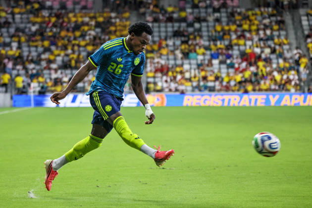 MIAMI, FL - OCTOBER 06: Carlos Andres Gomez 26 of Colombia kicks a ball during an International Friendly, Länderspiel, Nationalmannschaft soccer match between Colombia and Peru at NU Stadium on October 06, 2026 in Miami, Florida.(Photo by Chris Arjoon Icon Sportswire) SOCCER: OCT 06 Colombia vs Peru EDITORIAL USE ONLY Icon2610060000043