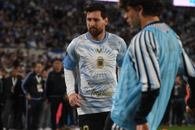 Messi Plays His Final Match with the Argentine National Team in Buenos Aires Soccer player Lionel Messi during warm-ups before the match between the national teams of Argentina and Benin on October 6, 2026, in Buenos Aires, Argentina. The match will be the last time Leo Messi wears the Albiceleste jersey after announcing his retirement from international soccer. OCTOBER 6, 2026 MESSI LAST MATCH ARGENTINA RETIREMENT ARGENTINE SOCCER STAR SOCCERBEST PLAYER Sebastián Buenos Aires, Argentina Buenos Aires, Argentina Spain Copyright: xSebastianxHipperdingerx 7825449
