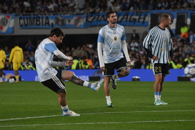 Messi Plays His Final Match with the Argentine National Team in Buenos Aires Soccer player Lionel Messi during warm-ups before the match between the national teams of Argentina and Benin on October 6, 2026, in Buenos Aires, Argentina. The match will be the last time Leo Messi wears the Albiceleste jersey after announcing his retirement from international soccer. OCTOBER 6, 2026 MESSI LAST MATCH ARGENTINA RETIREMENT ARGENTINE SOCCER STAR SOCCERBEST PLAYER Sebastián Buenos Aires, Argentina Buenos Aires, Argentina Spain Copyright: xSebastianxHipperdingerx 7825454