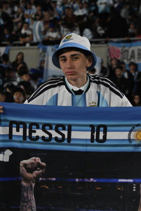 Messi plays his final game with the Argentine national team in Buenos Aires. Fans during the match between the national teams of Argentina and Benin on October 6, 2026, in Buenos Aires, Argentina. The match will be the last time Leo Messi wears the Albiceleste jersey after announcing his retirement from international soccer. OCTOBER 7, 2026, Sebastián, Buenos Aires, Argentina. Buenos Aires, Argentina. Spain Copyright: xSebastianxHipperdingerx 7825490