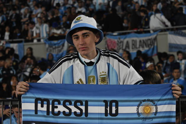 Messi plays his final game with the Argentine national team in Buenos Aires. Fans during the match between the national teams of Argentina and Benin on October 6, 2026, in Buenos Aires, Argentina. The match will be the last time Leo Messi wears the Albiceleste jersey after announcing his retirement from international soccer. OCTOBER 7, 2026, Sebastián, Buenos Aires, Argentina. Buenos Aires, Argentina. Spain Copyright: xSebastianxHipperdingerx 7825491