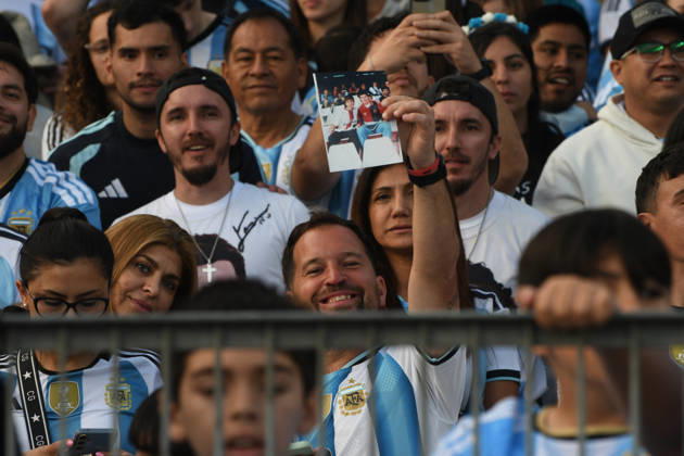 Messi plays his final game with the Argentine national team in Buenos Aires. Fans during the match between the national teams of Argentina and Benin on October 6, 2026, in Buenos Aires, Argentina. The match will be the last time Leo Messi wears the Albiceleste jersey after announcing his retirement from international soccer. OCTOBER 7, 2026, Sebastián, Buenos Aires, Argentina. Buenos Aires, Argentina. Spain Copyright: xSebastianxHipperdingerx 7825493
