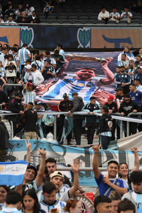 Messi plays his final game with the Argentine national team in Buenos Aires. Fans during the match between the national teams of Argentina and Benin on October 6, 2026, in Buenos Aires, Argentina. The match will be the last time Leo Messi wears the Albiceleste jersey after announcing his retirement from international soccer. OCTOBER 7, 2026, Sebastián, Buenos Aires, Argentina. Buenos Aires, Argentina. Spain Copyright: xSebastianxHipperdingerx 7825495