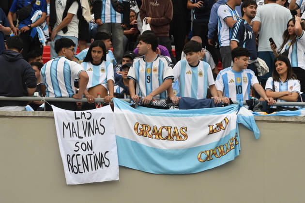Messi plays his final game with the Argentine national team in Buenos Aires. Fans during the match between the national teams of Argentina and Benin on October 6, 2026, in Buenos Aires, Argentina. The match will be the last time Leo Messi wears the Albiceleste jersey after announcing his retirement from international soccer. OCTOBER 7, 2026, Sebastián, Buenos Aires, Argentina. Buenos Aires, Argentina. Spain Copyright: xSebastianxHipperdingerx 7825497
