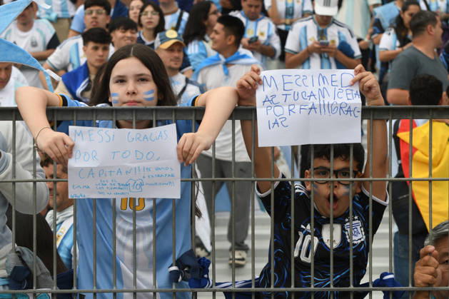 Messi plays his final game with the Argentine national team in Buenos Aires. Fans during the match between the national teams of Argentina and Benin on October 6, 2026, in Buenos Aires, Argentina. The match will be the last time Leo Messi wears the Albiceleste jersey after announcing his retirement from international soccer. OCTOBER 7, 2026, Sebastián, Buenos Aires, Argentina. Buenos Aires, Argentina. Spain Copyright: xSebastianxHipperdingerx 7825498