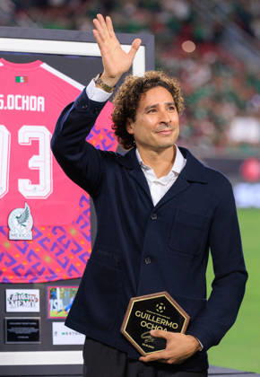 October 6, 2026, Los Angeles, California, USA: Mexico goalkeeper Guillermo Ochoa is honored during the â€oeThank You, Memo†retirement ceremony prior to the International Friendly, Länderspiel, Nationalmannschaft match between Mexico and Chile at the Los Angeles Memorial Coliseum on Tuesday, October 6, 2026, in Los Angeles, California. JAVIER ROJAS PI Los Angeles USA - ZUMAp124 20261006_zaa_p124_085 Copyright: xJavierxRojasx