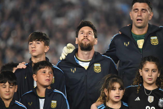 Argentina v Benin - International Friendly, Länderspiel, Nationalmannschaft Lionel Messi and Emiliano Martinez of Argentina attend the national anthem ceremony before the match between Argentina and Benin at Estadio Monumental in Buenos Aires, Argentina, on October 6, 2026. Buenos Aires Buenos Aires Argentina  Copyright: xFedericoxPerettix originalFilename:peretti-argentin261006_np77e