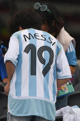Argentina v Benin - International Friendly, Länderspiel, Nationalmannschaft Fans of Argentina wearing shirts with the name Messi attend the match between Argentina and Benin at Estadio Monumental in Buenos Aires, Argentina, on October 6, 2026. Buenos Aires Buenos Aires Argentina  Copyright: xFedericoxPerettix originalFilename:peretti-argentin261006_npD9Z