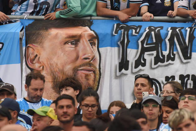 Argentina v Benin - International Friendly, Länderspiel, Nationalmannschaft Flags of Lionel Messi and Argentina are displayed during the match between Argentina and Benin at Estadio Monumental in Buenos Aires, Argentina, on October 6, 2026. Buenos Aires Buenos Aires Argentina  Copyright: xFedericoxPerettix originalFilename:peretti-argentin261006_npEup