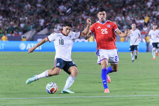 October 6, 2026, Los Angeles, California, USA: Obed Vargas 18 of Mexico makes a goal attempt as Diego Ulloa 26 of Chile defends during an International Friendly, Länderspiel, Nationalmannschaft at the Los Angeles Memorial Coliseum on Tuesday October 6, 2026 in Los Angeles, California. Mexico loses to Chile, 0-2. ARIANA RUIZ PI Los Angeles USA - ZUMAp124 20261006_zaa_p124_114 Copyright: xArianaxRuizx
