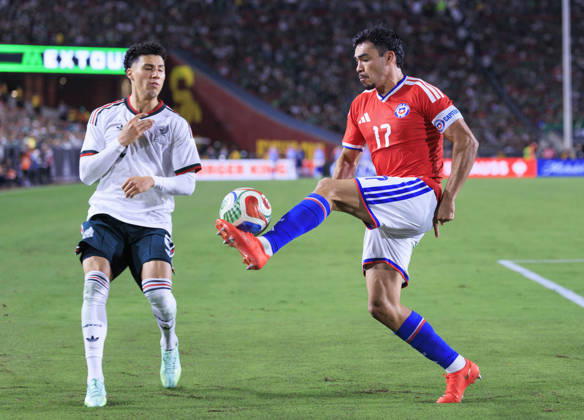 October 6, 2026, Los Angeles, California, USA: Gabriel Suazo 17 of Chile clears the ball from Jorge Sanchez 2 of Mexico during an International Friendly, Länderspiel, Nationalmannschaft at the Los Angeles Memorial Coliseum on Tuesday October 6, 2026 in Los Angeles, California. Mexico loses to Chile, 0-2. ARIANA RUIZ PI Los Angeles USA - ZUMAp124 20261006_zaa_p124_121 Copyright: xArianaxRuizx