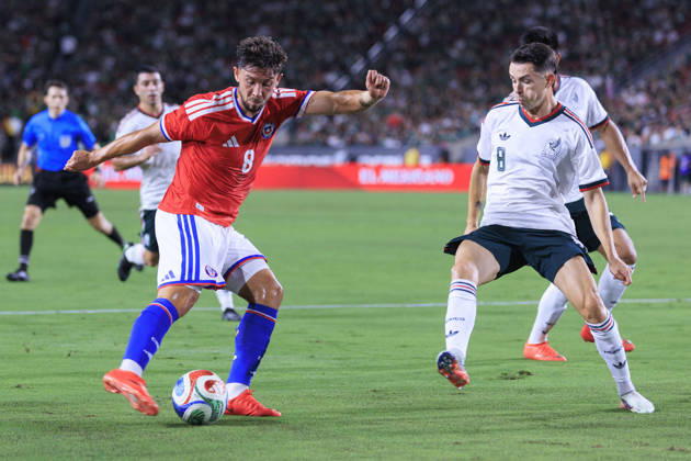October 6, 2026, Los Angeles, California, USA: Felipe Loyola 8 of Chile makes a goal attempt as Alvaro Fidalgo 8 of Mexico defends during an International Friendly, Länderspiel, Nationalmannschaft at the Los Angeles Memorial Coliseum on Tuesday October 6, 2026 in Los Angeles, California. Mexico loses to Chile, 0-2. ARIANA RUIZ PI Mexico Vs. Chile - ZUMAp124 20261006_zaa_p124_118 Copyright: xArianaxRuizx