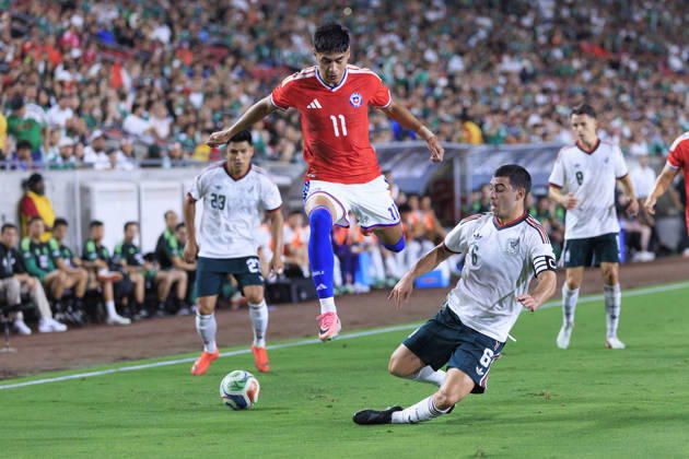 October 6, 2026, Los Angeles, California, USA: Erik Lira 6 of Mexico slide tackles Dario Osorio 11 of Chile during an International Friendly, Länderspiel, Nationalmannschaft at the Los Angeles Memorial Coliseum on Tuesday October 6, 2026 in Los Angeles, California. Mexico loses to Chile, 0-2. ARIANA RUIZ PI Mexico Vs. Chile  - ZUMAp124 20261006_zaa_p124_120 Copyright: xArianaxRuizx