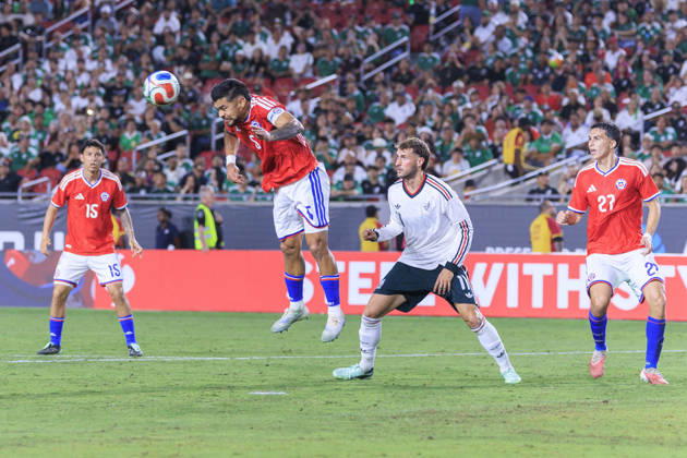 October 6, 2026, Los Angeles, California, USA: Paulo Diaz 5 of Chile heads the ball before Santiago Gimenez 11 of Mexico during an International Friendly, Länderspiel, Nationalmannschaft at the Los Angeles Memorial Coliseum on Tuesday October 6, 2026 in Los Angeles, California. Mexico loses to Chile, 0-2. ARIANA RUIZ PI Mexico Vs. Chile - ZUMAp124 20261006_zaa_p124_123 Copyright: xArianaxRuizx