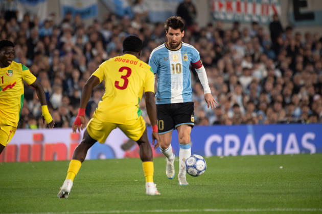 BUENOS AIRES, ARGENTINA - OCTOBER 6:Argentine player Lionel Messi assesses his options against the opponent during an attackduring a friendly match between Argentina and Benin at Estadio Monumental Antonio V. Liberti on October 6, 2026 in Buenos Aires, Argentina. Copyright: xMBxMediax