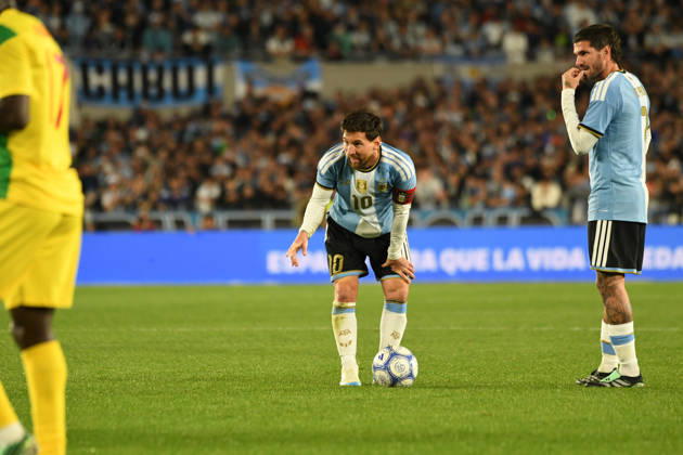 BUENOS AIRES, ARGENTINA 6 OCTOBER: Argentine footballer Lionel Messi talks to Argentine midfielder Rodrigo De Paul during a free-kick in a friendly match between Argentina and Benin at the Estadio Monumental Antonio V. Liberti on 6 October 2026 in Buenos Aires, Argentina.  Copyright: xMBxMediax