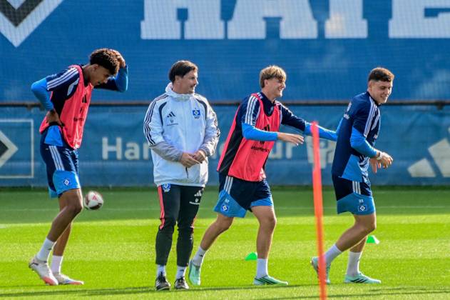 Jason Bissi Mouelle, Coach Merlin Polzin, Louis Lemke, Nicolai Remberg, HSV in good spirits, laughing, Germany, Hamburg, Volksparkstadion, soccer, Bundesliga 1, Hamburg SV training session