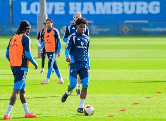 Jordan Torunarigha Warms Up with HSV on the Field Germany, Hamburg, Volksparkstadion, Soccer, Bundesliga 1, Hamburger SV Training Session