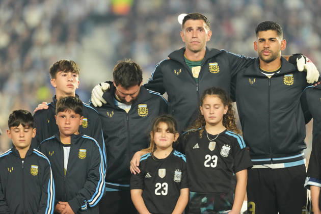BUENOS AIRES, ARGENTINA 6 OCTOBER: Lionel Messi, an Argentina player, breaks down in tears whilst the Argentine national anthem is being sung, embraced by Emiliano Martinez and Gabriel Cuti Romero during a friendly match between Argentina and Benin at the Estadio Monumental Antonio V. Liberti on 6 October 2026 in Buenos Aires, Argentina.  Copyright: xMBxMediax
