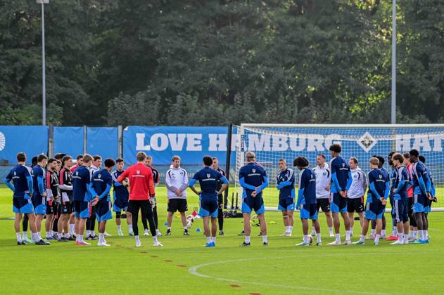 Coach Merlin Polzin addresses the team HSV Germany, Hamburg, Volksparkstadion, soccer, Bundesliga 1, Hamburger SV training session