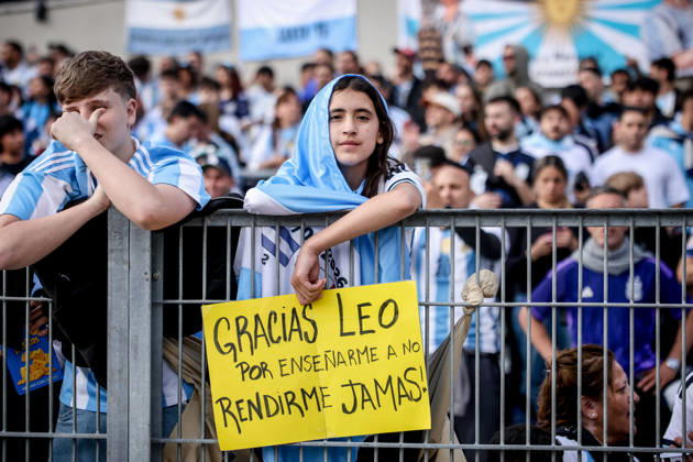 The last match of Messi in Buenos Aires, Argentina - 06 Oct 2026 Argentina fan show a poster with the legend Thank you, Leo, for teaching me to never give up prior to the match between Argentina and Benin International Friendly, Länderspiel, Nationalmannschaft match, The last match of Messi with Argentina national team, Nationalteam Final score: Argentina 3 - 0 Benin Buenos Aires Argentina Copyright: xRobertoxTuerox xSOPAxImagesx Roberto--Tuero-1456604