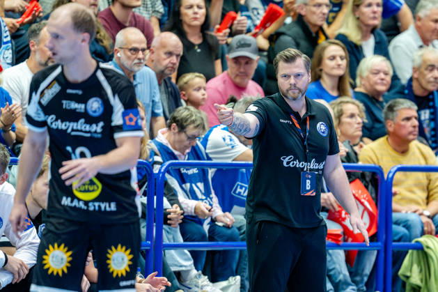 Solingen, October 6, 2026, Handball, Men s, EHF, European League, Group Stage, Matchday 2, 2026–2027, Bergischer HC vs. IK Sävehof, Arnor Gunnarsson, Bergischer HC coach, giving instructions, Solingen Klingenhalle, North Rhine-Westphalia, Germany