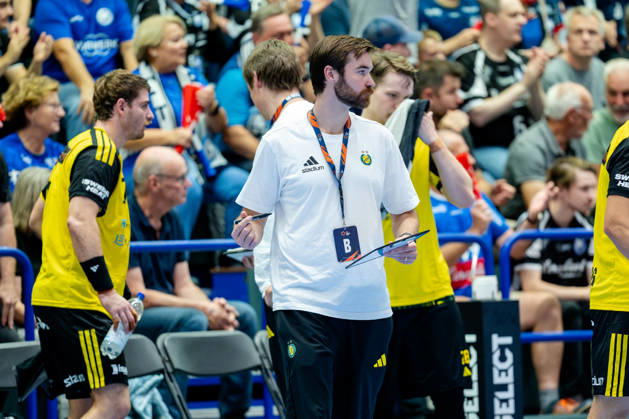 Solingen, October 6, 2026, Handball, Men s, EHF, European League, Group Stage, Matchday 2, 2026–2027, Bergischer HC vs. IK Sävehof; Linus Ekman, coach of IK Sävehof, takes a timeout before the match at the Klingenhalle in Solingen, North Rhine-Westphalia, Germany