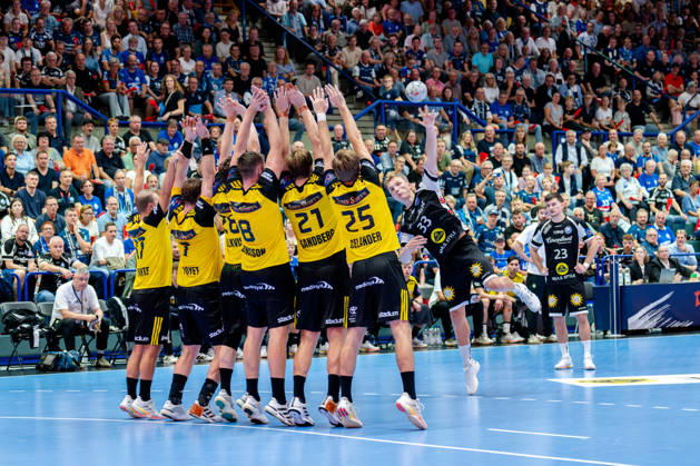 Solingen, October 6, 2026, Handball, Men s, EHF, European League, Group Stage, Matchday 2, 2026–2027, Bergischer HC vs. IK Sävehof (Zeb Bjerneld), Bergischer HC, 33 on the last free throw before halftime against the defensive block from Sävehof at the Klingenhalle in Solingen, North Rhine-Westphalia, Germany
