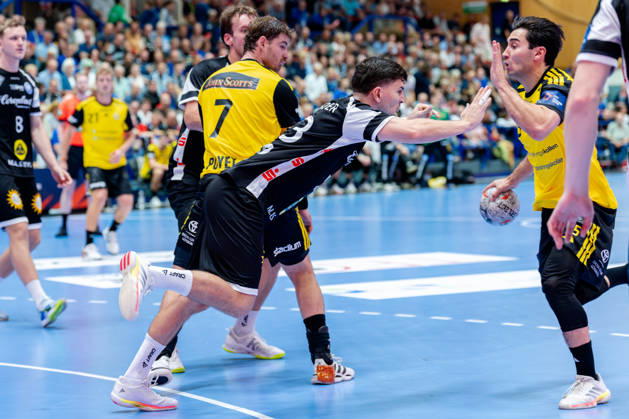 Solingen, October 6, 2026, Handball, Men s, EHF, European League, Group Stage, Matchday 2, 2026–2027, Bergischer HC vs. IK Sävehof, Sebastian Durlanu (IK Sävehof), No. 15 in a duel with Janik Schrader (Bergischer HC), No. 23, Solingen Klingenhalle, North Rhine-Westphalia, Germany