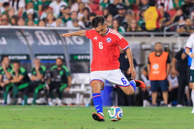 October 6, 2026, Los Angeles, California, USA: Vicente Pizarro 6 of Chile passes the ball during an International Friendly, Länderspiel, Nationalmannschaft match against Mexico at Los Angeles Memorial Coliseum on Tuesday, October 6, 2026, in Los Angeles, California. Mexico loses to Chile, 0-2. JAVIER ROJAS PI Mexico Vs. Peru  - ZUMAp124 20261006_zaa_p124_126 Copyright: xJavierxRojasx
