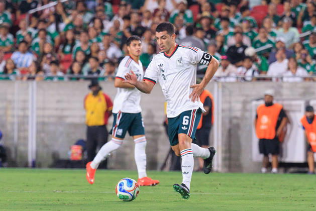 October 6, 2026, Los Angeles, California, USA: Erik Lira 6 of Mexico during an International Friendly, Länderspiel, Nationalmannschaft match against Chile at Los Angeles Memorial Coliseum on Tuesday, October 6, 2026, in Los Angeles, California. Mexico loses to Chile, 0-2. JAVIER ROJAS PI Mexico Vs. Peru  - ZUMAp124 20261006_zaa_p124_127 Copyright: xJavierxRojasx