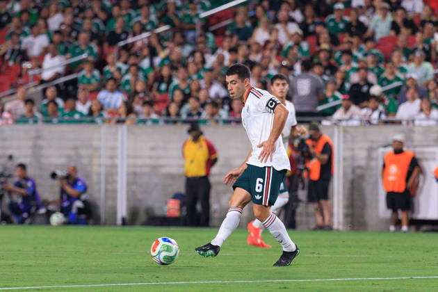 October 6, 2026, Los Angeles, California, USA: Erik Lira 6 of Mexico passes the ball during an International Friendly, Länderspiel, Nationalmannschaft match against Chile at Los Angeles Memorial Coliseum on Tuesday, October 6, 2026, in Los Angeles, California. Mexico loses to Chile, 0-2. JAVIER ROJAS PI Mexico Vs. Peru  - ZUMAp124 20261006_zaa_p124_128 Copyright: xJavierxRojasx