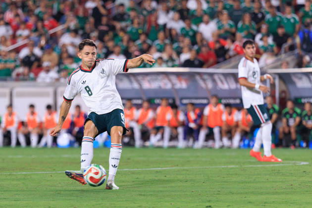 October 6, 2026, Los Angeles, California, USA: Alvaro Fidalgo 8 of Mexico passes the ball during an International Friendly, Länderspiel, Nationalmannschaft match against Chile at Los Angeles Memorial Coliseum on Tuesday, October 6, 2026, in Los Angeles, California. Mexico loses to Chile, 0-2. JAVIER ROJAS PI Mexico Vs. Peru  - ZUMAp124 20261006_zaa_p124_133 Copyright: xJavierxRojasx