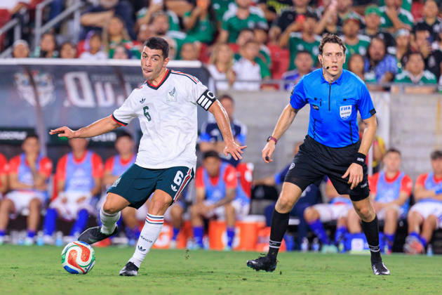 October 6, 2026, Los Angeles, California, USA: Erik Lira 6 of Mexico passes the ball during an International Friendly, Länderspiel, Nationalmannschaft match against Chile at Los Angeles Memorial Coliseum on Tuesday, October 6, 2026, in Los Angeles, California. Mexico loses to Chile, 0-2. JAVIER ROJAS PI Mexico Vs. Peru  - ZUMAp124 20261006_zaa_p124_134 Copyright: xJavierxRojasx