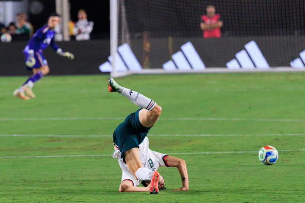 October 6, 2026, Los Angeles, California, USA: Alvaro Fidalgo 8 of Mexico goes down after a foul during an International Friendly, Länderspiel, Nationalmannschaft match against Chile at Los Angeles Memorial Coliseum on Tuesday, October 6, 2026, in Los Angeles, California. Mexico loses to Chile, 0-2. JAVIER ROJAS PI Mexico Vs. Peru  - ZUMAp124 20261006_zaa_p124_135 Copyright: xJavierxRojasx