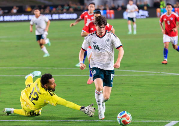 October 6, 2026, Los Angeles, California, USA: Armando Gonzalez 14 of Mexico tries to get past goalkeeper, Lawrence Vigouroux 12 of Chile during an International Friendly, Länderspiel, Nationalmannschaft match at Los Angeles Memorial Coliseum on Tuesday, October 6, 2026, in Los Angeles, California. Mexico loses to Chile, 0-2. JAVIER ROJAS PI Los Angeles USA - ZUMAp124 20261006_zaa_p124_141 Copyright: xJavierxRojasx