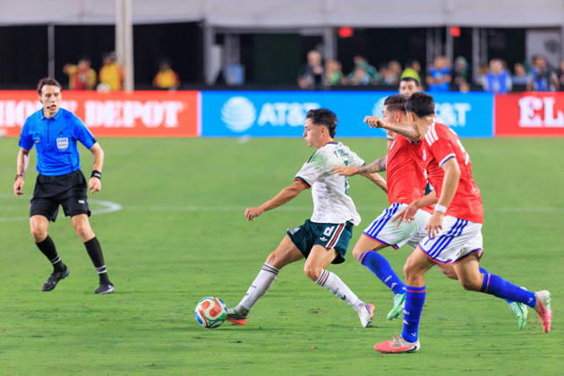 October 6, 2026, Los Angeles, California, USA: Alvaro Fidalgo 8 of Mexico tries to get past Chile defenders during an International Friendly, Länderspiel, Nationalmannschaft match against Chile at Los Angeles Memorial Coliseum on Tuesday, October 6, 2026, in Los Angeles, California. Mexico loses to Chile, 0-2. JAVIER ROJAS PI Mexico Vs. Peru  - ZUMAp124 20261006_zaa_p124_138 Copyright: xJavierxRojasx