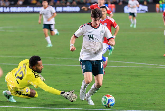 October 6, 2026, Los Angeles, California, USA: Armando Gonzalez 14 of Mexico tries to get past goalkeeper, Lawrence Vigouroux 12 of Chile during an International Friendly, Länderspiel, Nationalmannschaft match at Los Angeles Memorial Coliseum on Tuesday, October 6, 2026, in Los Angeles, California. Mexico loses to Chile, 0-2. JAVIER ROJAS PI Mexico Vs. Peru  - ZUMAp124 20261006_zaa_p124_140 Copyright: xJavierxRojasx
