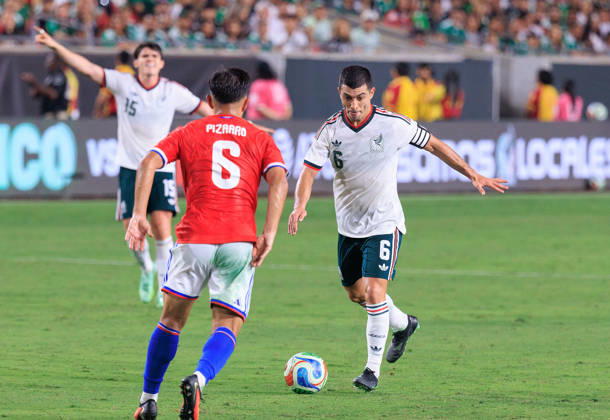 October 6, 2026, Los Angeles, California, USA: Erik Lira 6 of Mexico passes the ball over Vicente Pizarro 6 of Chile during an International Friendly, Länderspiel, Nationalmannschaft match at Los Angeles Memorial Coliseum on Tuesday, October 6, 2026, in Los Angeles, California. Mexico loses to Chile, 0-2. JAVIER ROJAS PI Mexico Vs. Peru  - ZUMAp124 20261006_zaa_p124_145 Copyright: xJavierxRojasx