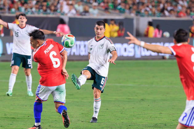 October 6, 2026, Los Angeles, California, USA: Erik Lira 6 of Mexico passes the ball over Vicente Pizarro 6 of Chile during an International Friendly, Länderspiel, Nationalmannschaft match at Los Angeles Memorial Coliseum on Tuesday, October 6, 2026, in Los Angeles, California. Mexico loses to Chile, 0-2. JAVIER ROJAS PI Mexico Vs. Peru  - ZUMAp124 20261006_zaa_p124_146 Copyright: xJavierxRojasx
