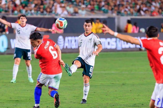 October 6, 2026, Los Angeles, California, USA: Erik Lira 6 of Mexico passes the ball over Vicente Pizarro 6 of Chile during an International Friendly, Länderspiel, Nationalmannschaft match at Los Angeles Memorial Coliseum on Tuesday, October 6, 2026, in Los Angeles, California. Mexico loses to Chile, 0-2. JAVIER ROJAS PI Mexico Vs. Peru  - ZUMAp124 20261006_zaa_p124_147 Copyright: xJavierxRojasx