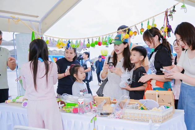 (261007) -- BEIJING, Oct. 7, 2026 -- Visitors buy merchandises outside the venue of the Jingshan Tennis Open in Jingshan, central China s Hubei Province, Oct. 4, 2026. (Photo by Xinhua) Xinhua Headlines: Small counties, big appeal: China s golden week fuels diverse getaways LeixYixin 