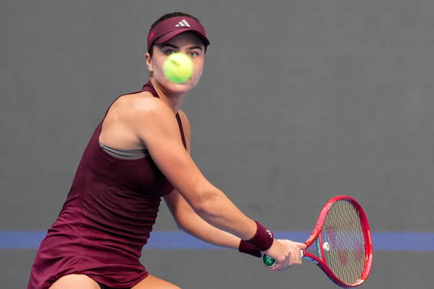 (261007) -- BEIJING, Oct. 7, 2026 -- Iva Jovic hits a return during the women s singles fourth round match between Iga Swiatek of Poland and Iva Jovic of the United States at 2026 China Open tennis tournament in Beijing, China, Oct. 7, 2026. ) (SP)CHINA-BEIJING-TENNIS-CHINA OPEN-WOMEN S SINGLES (CN) JuxHuanzong 