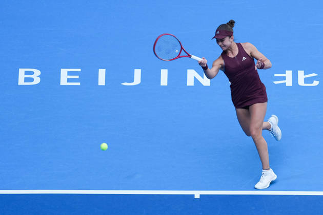 (261007) -- BEIJING, Oct. 7, 2026 -- Iva Jovic hits a return during the women s singles fourth round match between Iga Swiatek of Poland and Iva Jovic of the United States at 2026 China Open tennis tournament in Beijing, China, Oct. 7, 2026. ) (SP)CHINA-BEIJING-TENNIS-CHINA OPEN-WOMEN S SINGLES (CN) JuxHuanzong 